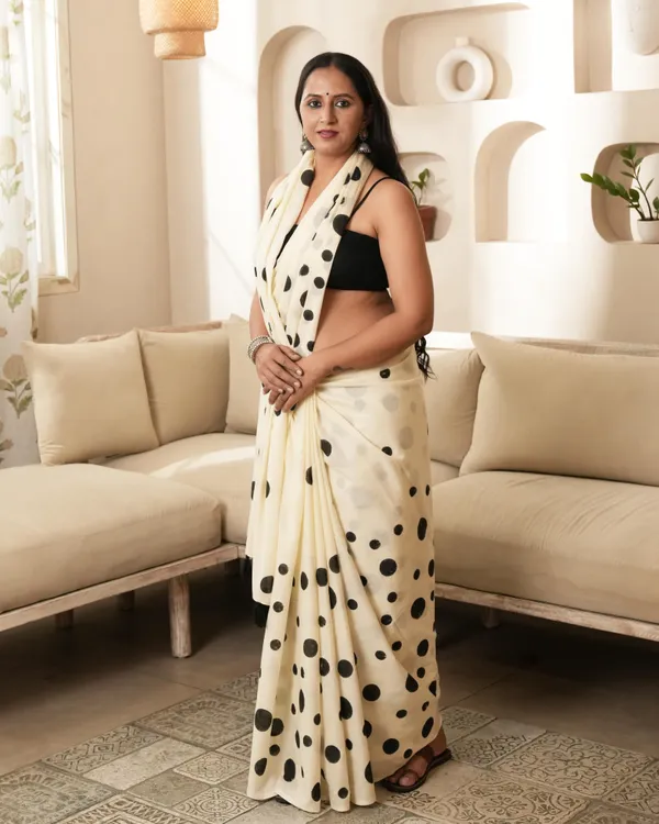 Ivory_Cotton_Heart_H_Block_Printed_Mul_Saree_With_Tassels_For_Women